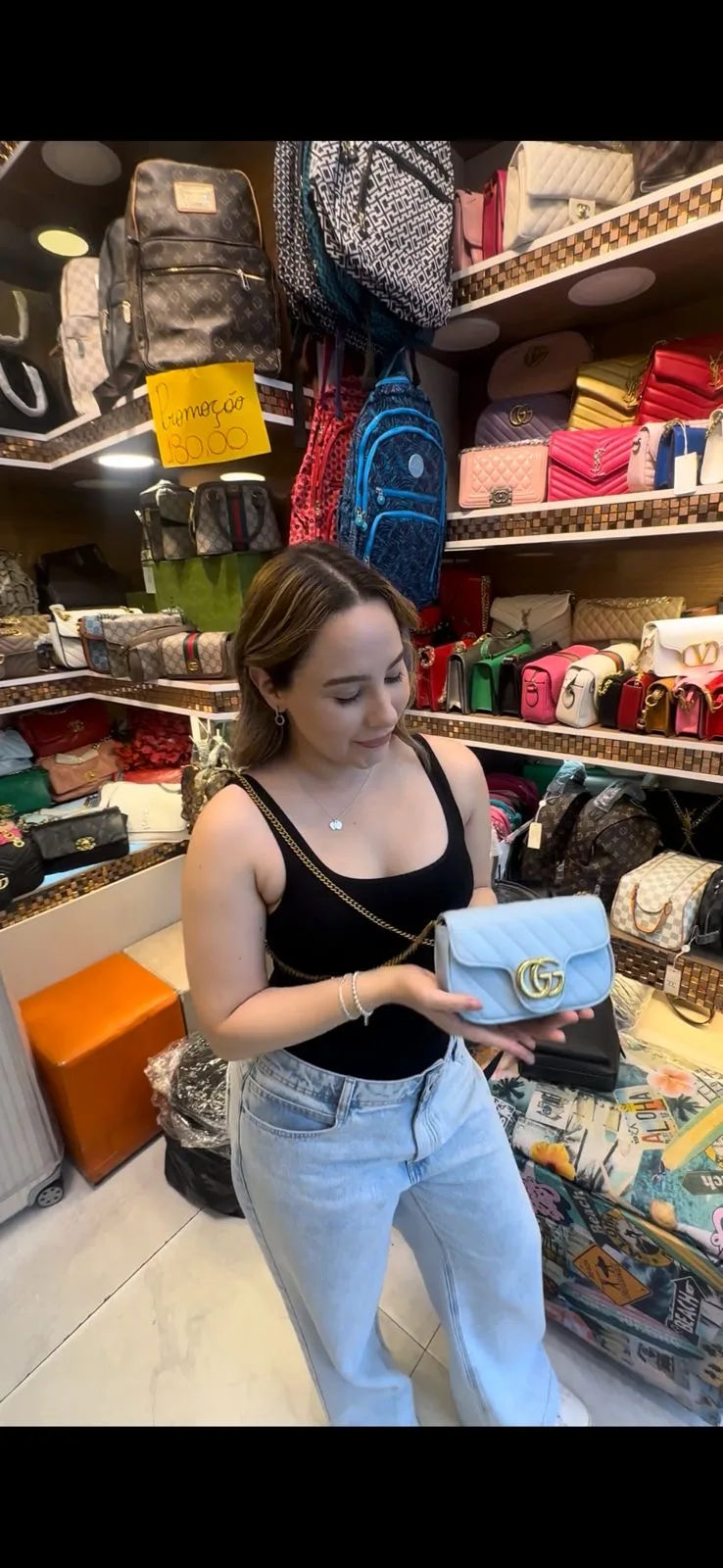 Vitória em uma loja de bolsas